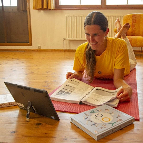 online yogalehrer ausbildung 600x600 1